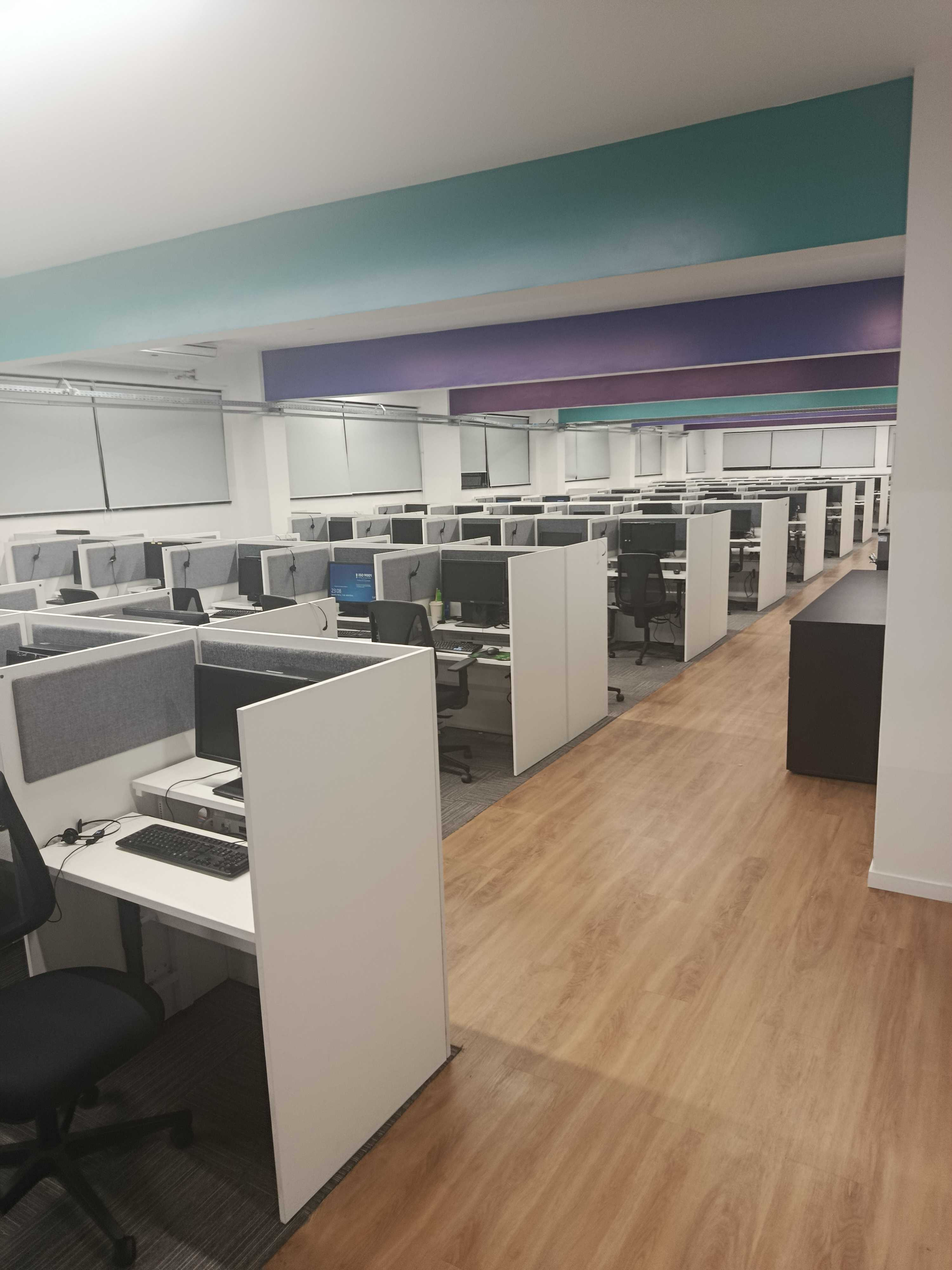 Operação de call center com posições de atendimento